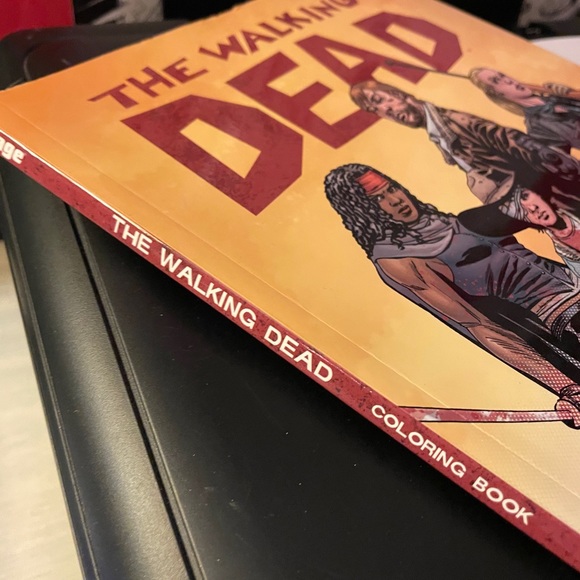 The Walking Dead Coloring Book/ NEW - Picture 10 of 10